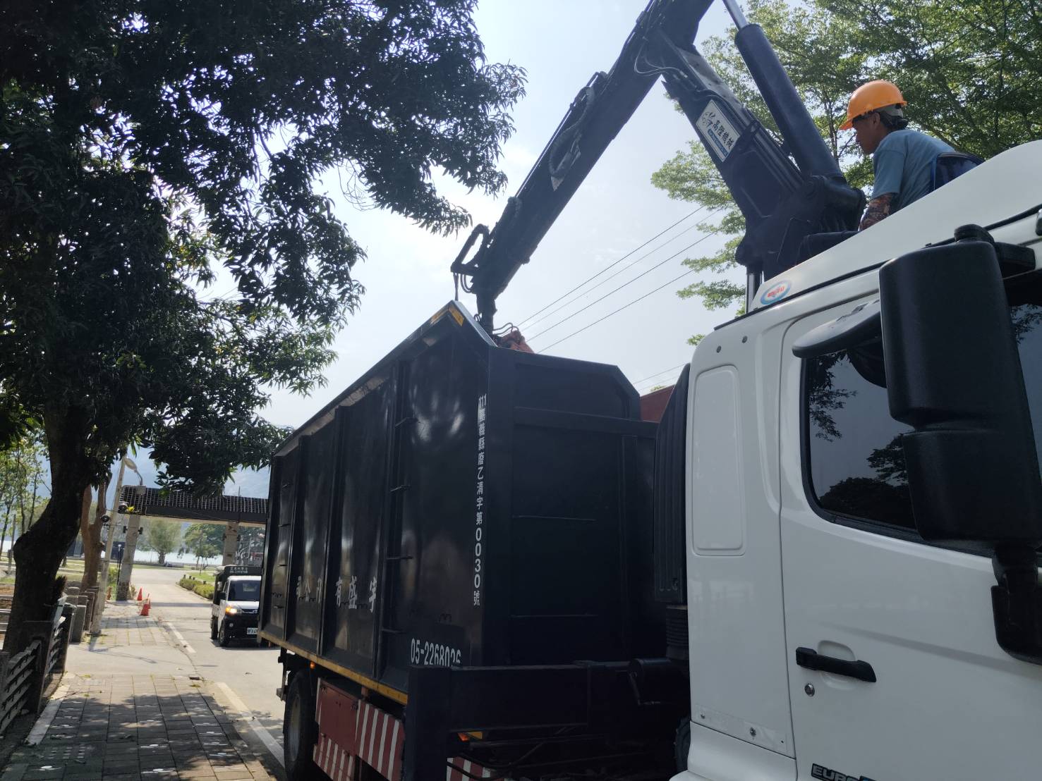 配合環保局調度清運樹幹樹木