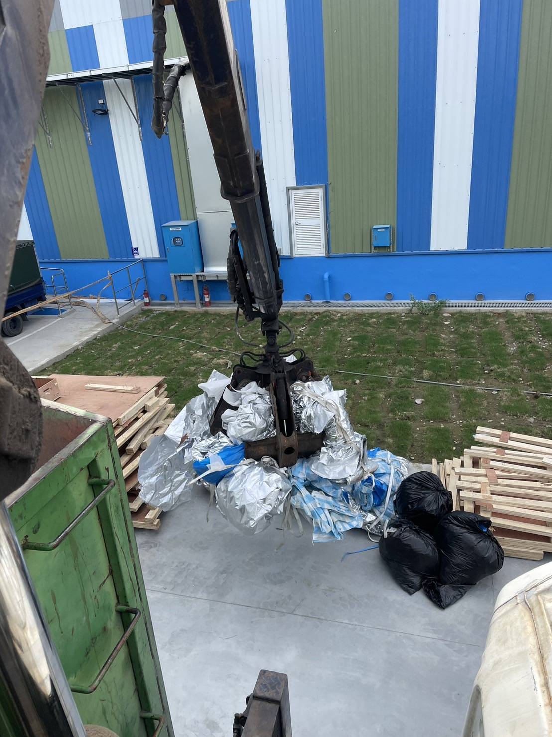 機械拆櫃及廢塑膠廢木材下腳料清運